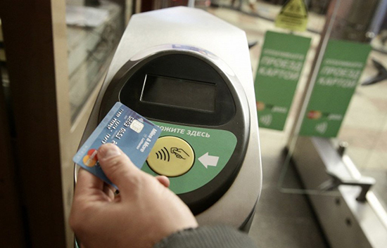 Можно ли в метро платить банковской карточкой