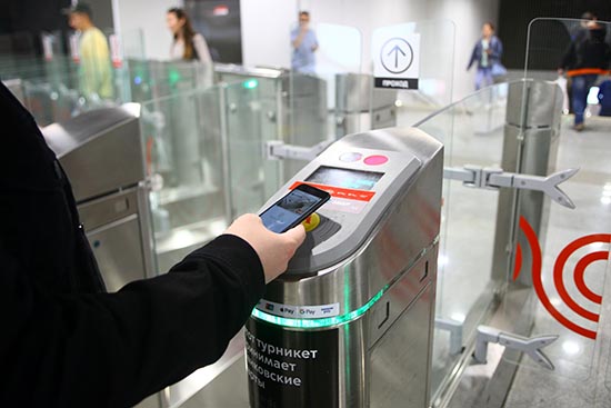 Можно ли в метро платить банковской карточкой